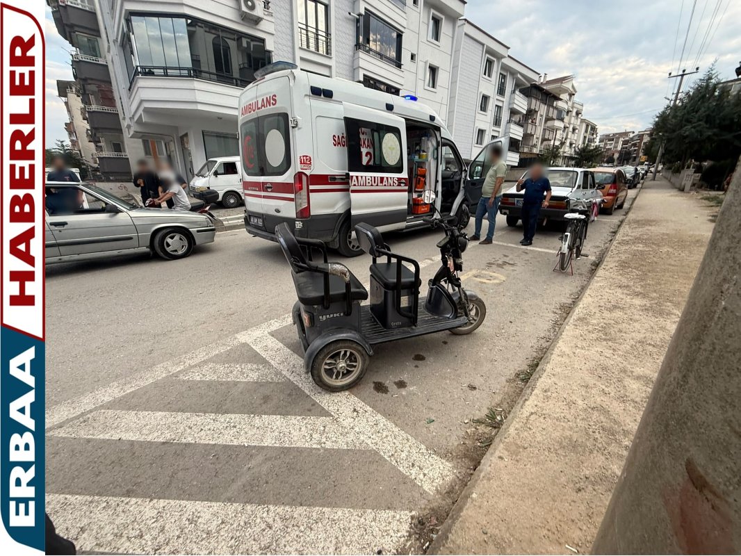 Erbaa’da Elektrikli Bisiklet ile Hafif Ticari Araç Çarpıştı: 2 Yaralı.