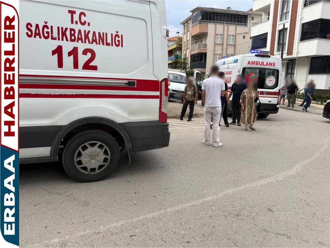 Erbaa’da Elektrikli Bisiklet ile Hafif Ticari Araç Çarpıştı: 2 Yaralı.
