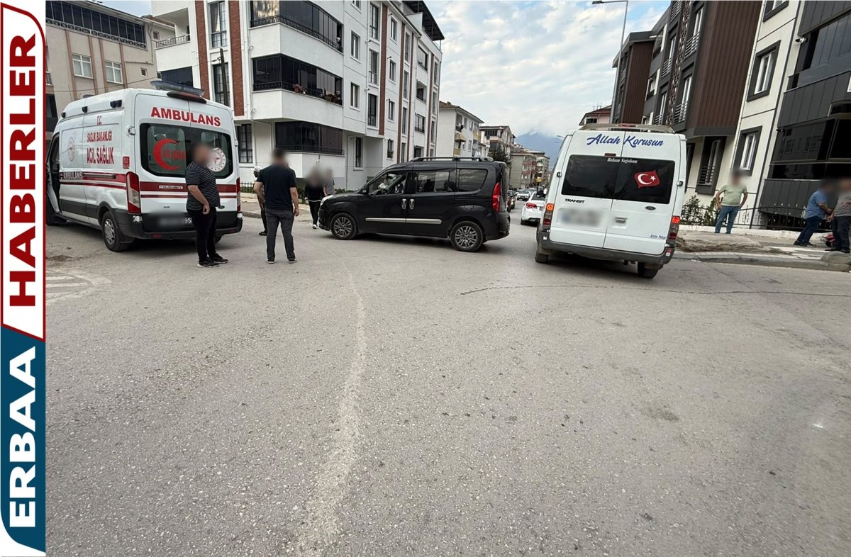 Erbaa’da Elektrikli Bisiklet ile Hafif Ticari Araç Çarpıştı: 2 Yaralı.