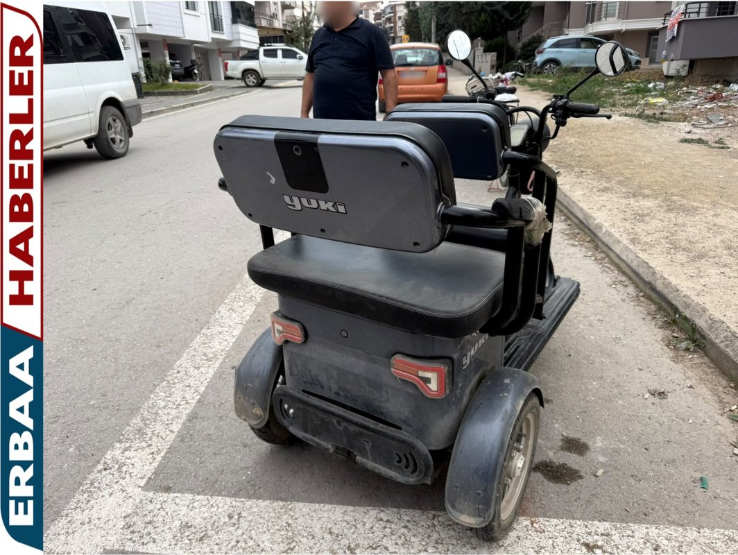 Erbaa’da Elektrikli Bisiklet ile Hafif Ticari Araç Çarpıştı: 2 Yaralı.