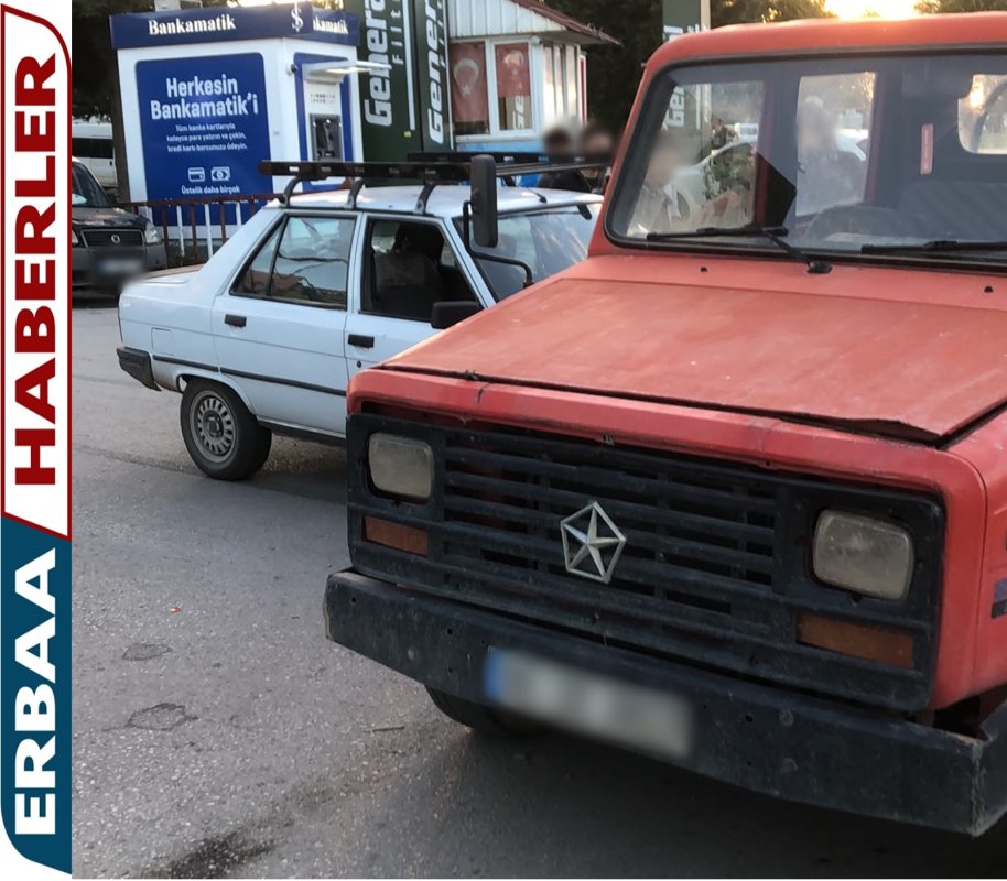 Erbaa’da Kamyonet ile Otomobil Çarpıştı.