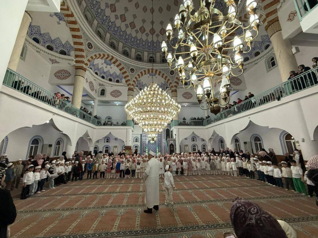 Minik Öğrenciler Büyük Cami’de Teravihte Buluştu.