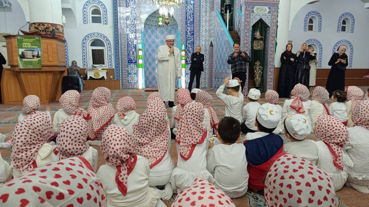 Minik Öğrenciler Büyük Cami’de Teravihte Buluştu.