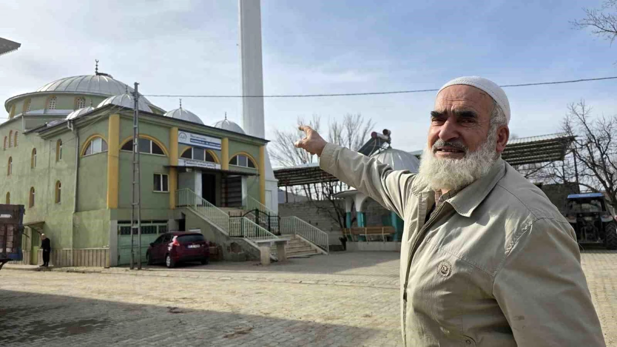 70 Yaşındaki Dede Leyleklere Yuva Yaptı