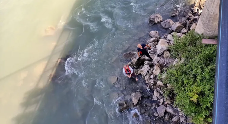 Baraj kapağı Açılınca Çayda Mahsur Kaldı: Kadın Son Anda Kurtarıldı.