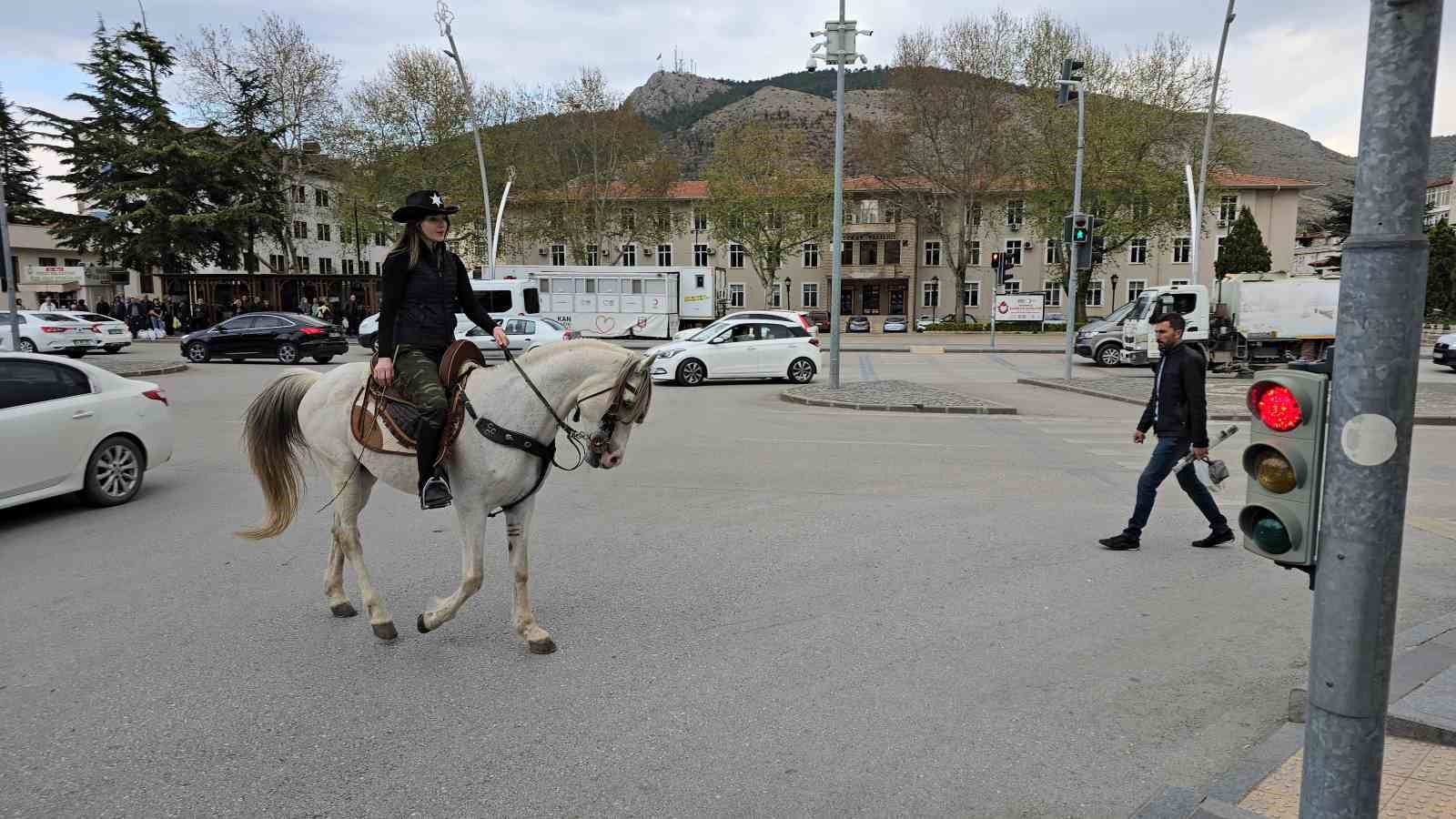 Belediye Binası Önünde Onları Gören Başkan da Vatandaş da Hayrete Düştü.