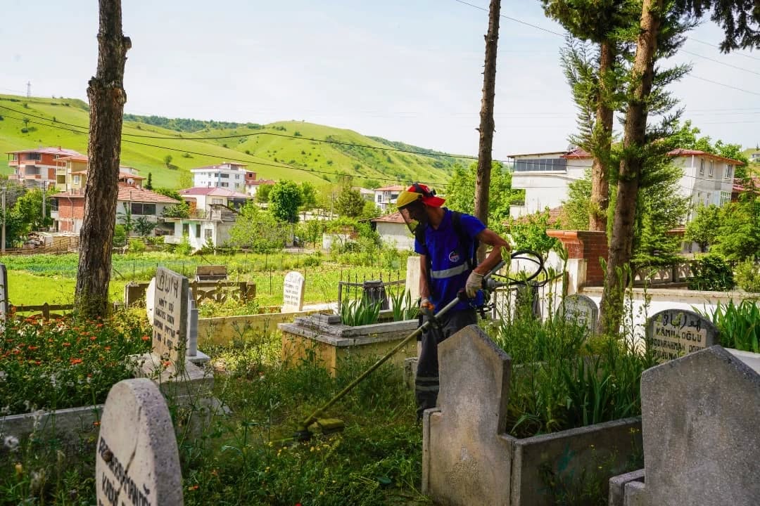 Erbaa Belediyesi’nden Bayram Öncesi Mezarlıklarda Temizlik ve Bakım Seferberliği.