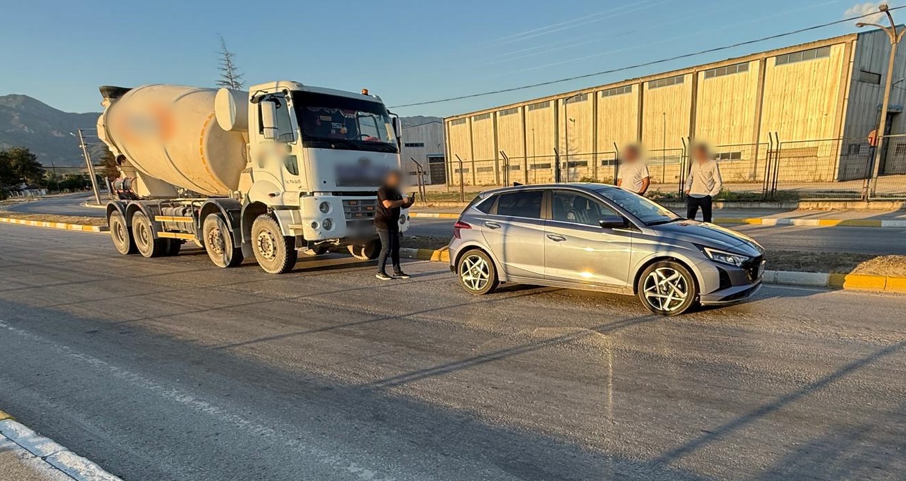 Erbaa’da Beton Mikseri Otomobile Çarptı.