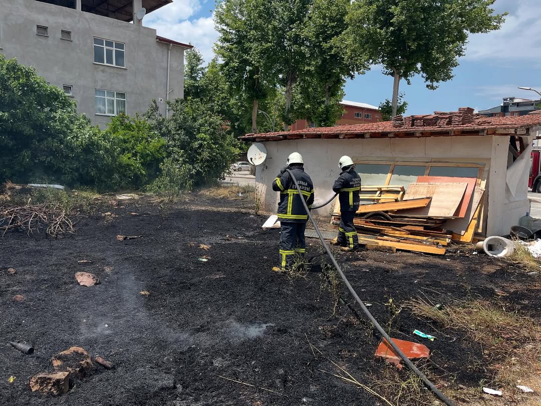 Erbaa’da Boş Arazide Ot Yangını.
