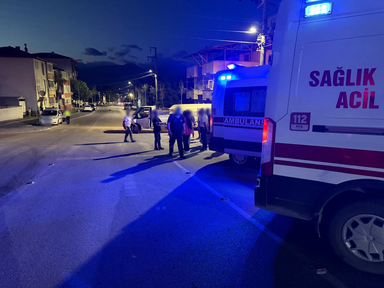 Erbaa’da Kamyonet ile Motosiklet Çarpıştı: 2 Yaralı.