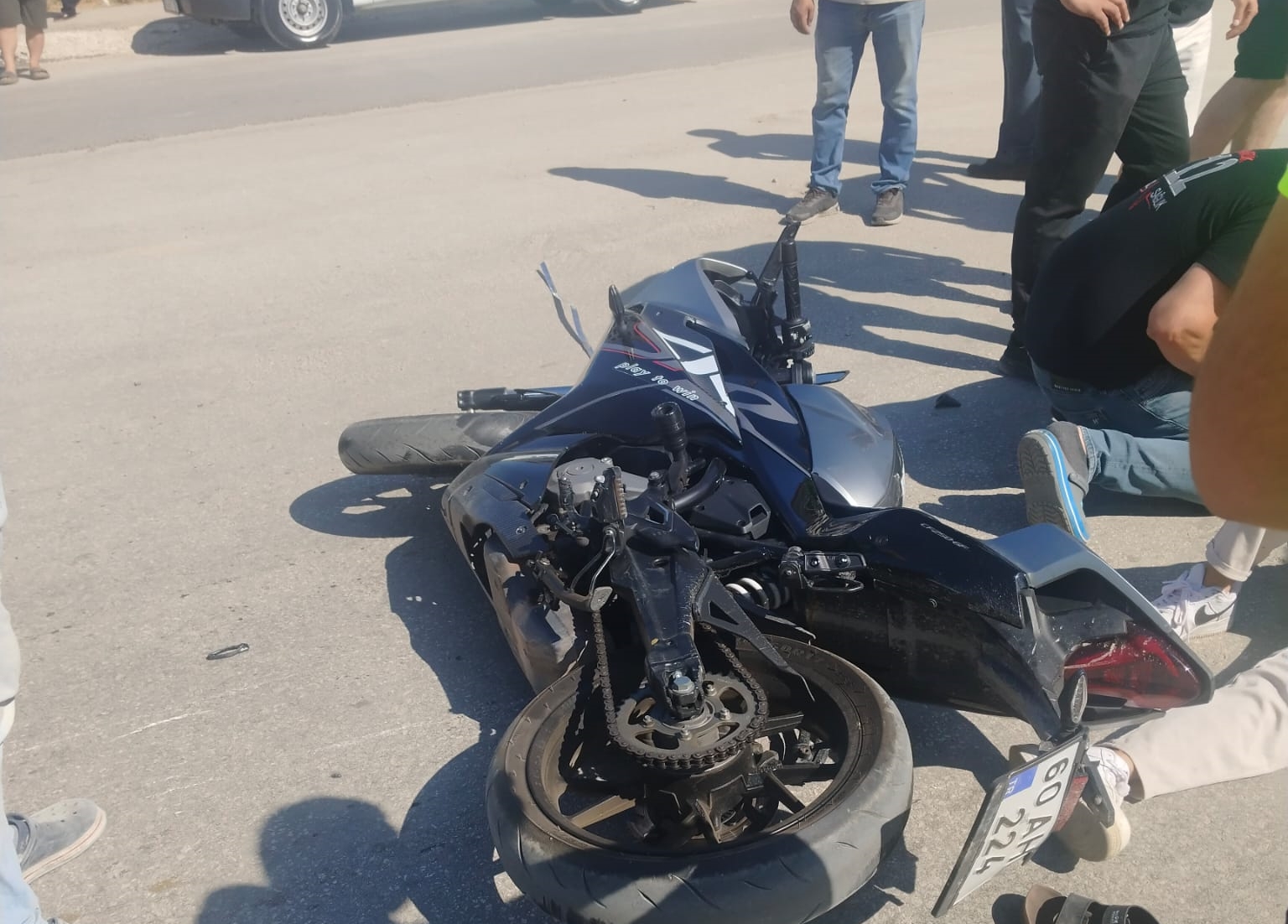 Erbaa’da Motosiklet ile Otomobil Çarpıştı: 1 Kişi Yaralandı.