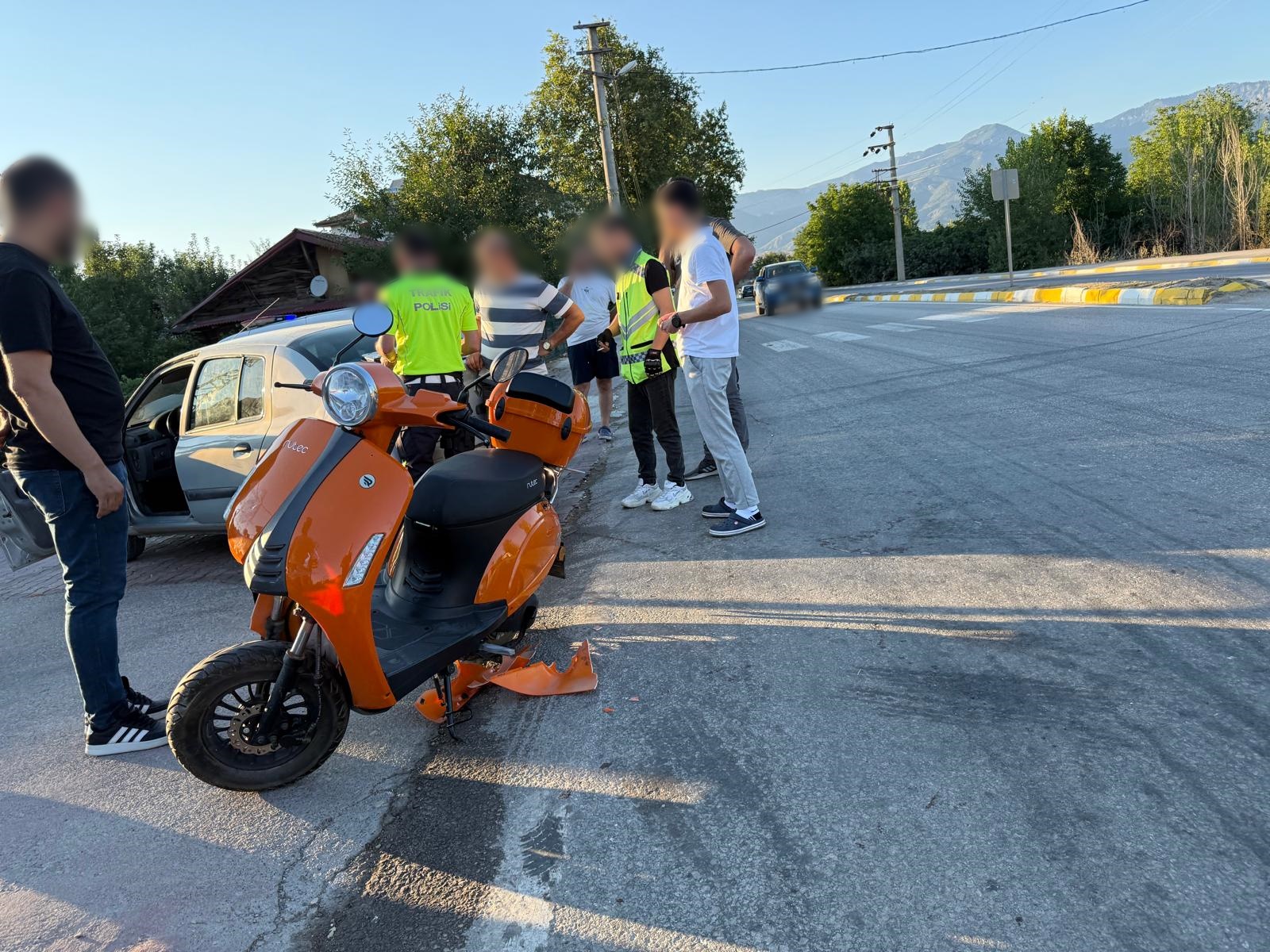 Erbaa’da Motosiklet ile Otomobil Çarpıştı: 2 Kişi Yaralandı.