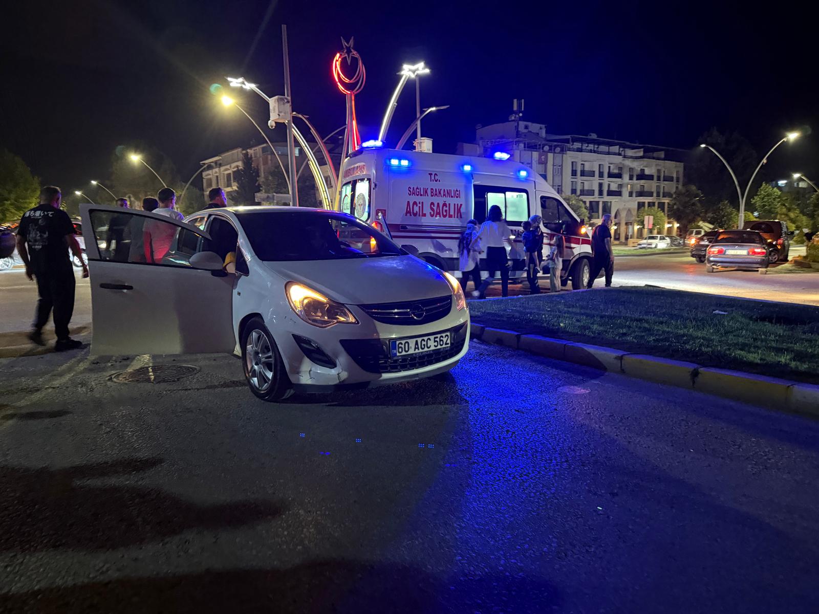 Erbaa’da Otomobil ile Motosiklet Çarpıştı: 2 Yaralı.