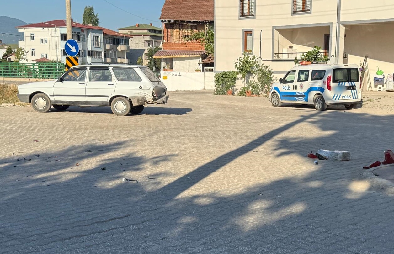 Erbaa’da Otomobil ile Motosiklet Çarpıştı: Kasksız Sürücü Başından Yaralandı.