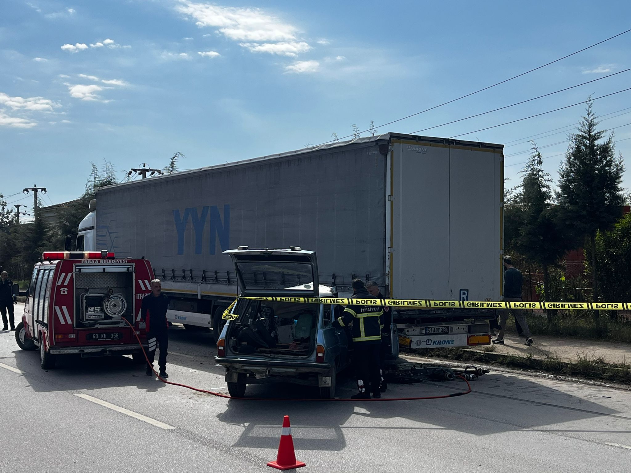 Erbaa’da Otomobil Tıra Çarptı: 1 Kişi Hayatını Kaybetti, 1 Kişi Yaralı.
