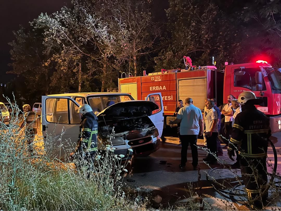Erbaa’da Park Halindeki Minibüs Alev Aldı.