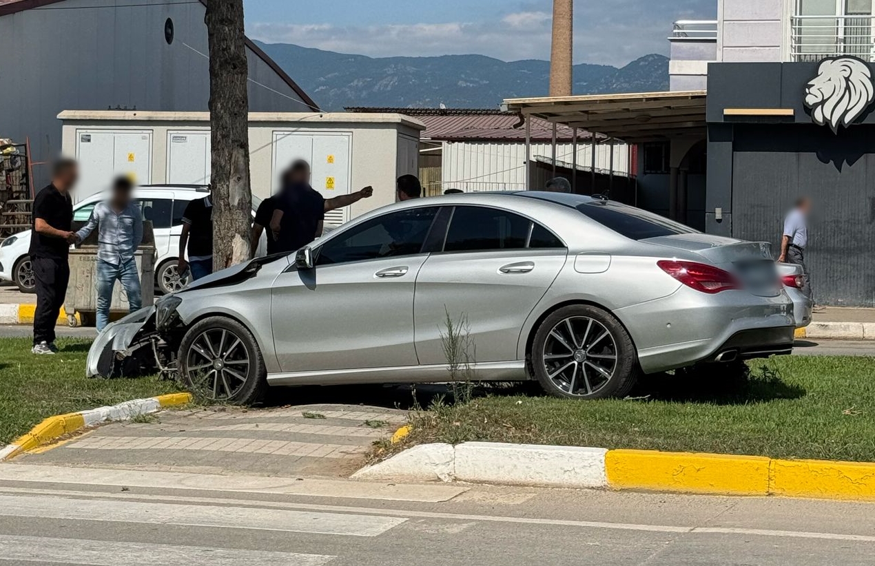 Erbaa’da Refüje Çıkan Otomobil Ağaca Çarptı: 1 Kişi Yaralandı.