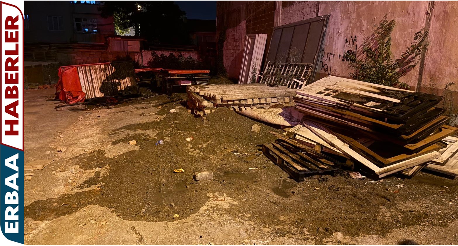 Erbaa’da Şüpheli Yangın! Seyyar Arabalar ve Kapılar Kundaklandı.