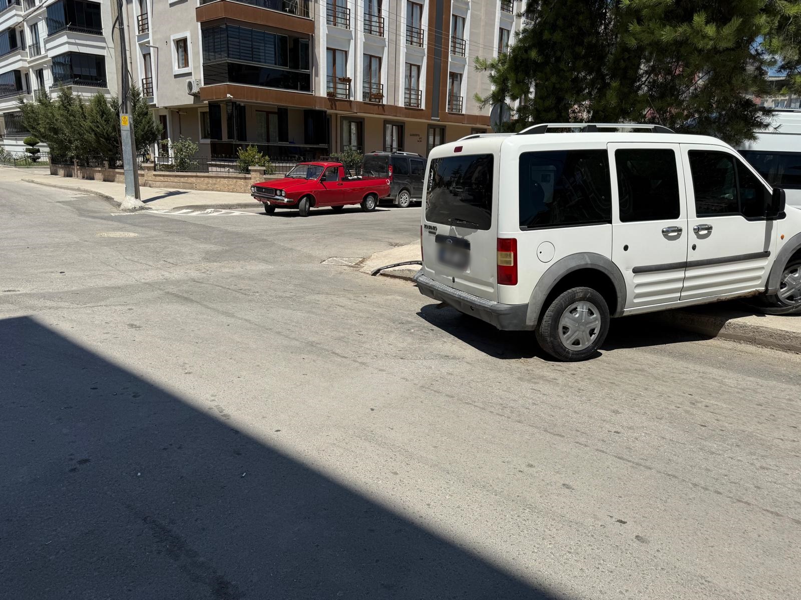 Erbaa’da Trafik Kazası: Araç Kaldırıma Çıktı.