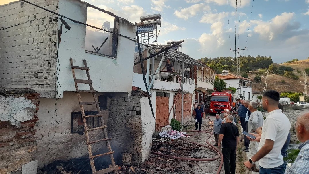 Erbaa’nın Tepekışla Köyünde Yangın: 4 Ev Hasar Gördü.