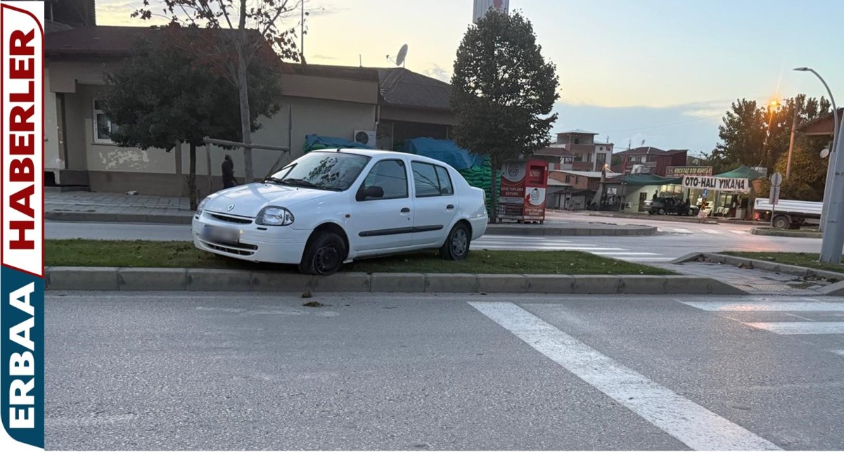 Erbaa Gazi Bulvarı’nda Kaza: Araç Refüje Çıktı.