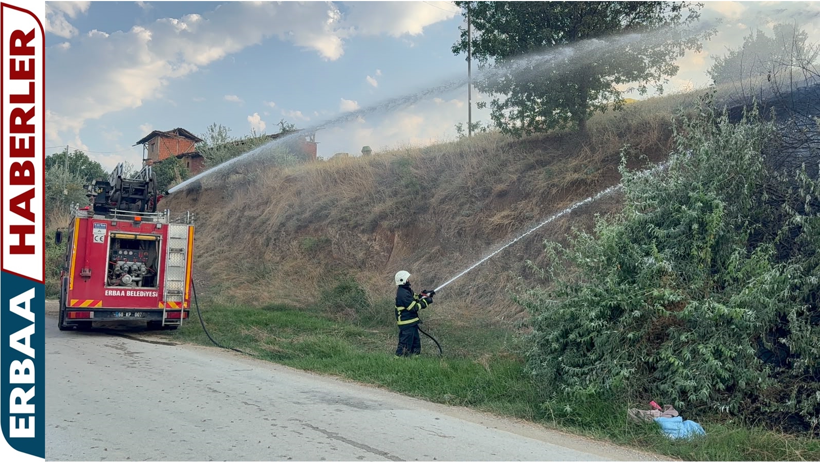 Akça Köyü’nde Yangın Evlere Ulaşmadan Söndürüldü.