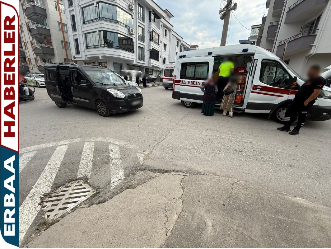 Erbaa’da Elektrikli Bisiklet ile Hafif Ticari Araç Çarpıştı: 2 Yaralı.
