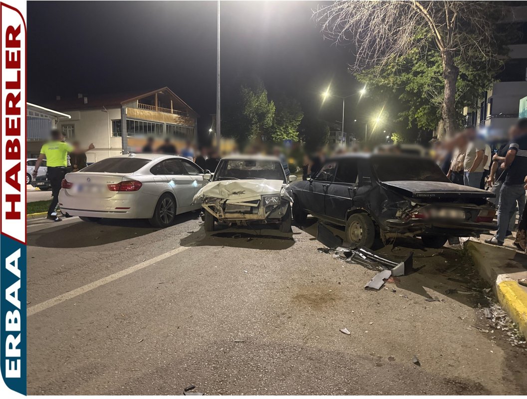 Erbaa’da 3 Araçlı Trafik Kazası: Erek Caddesi Trafiğe Kapandı.