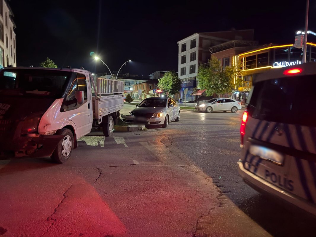 Stadyum Kavşağı’nda Gece Yarısı Kaza: 2 Araçta Hasar Oluştu.