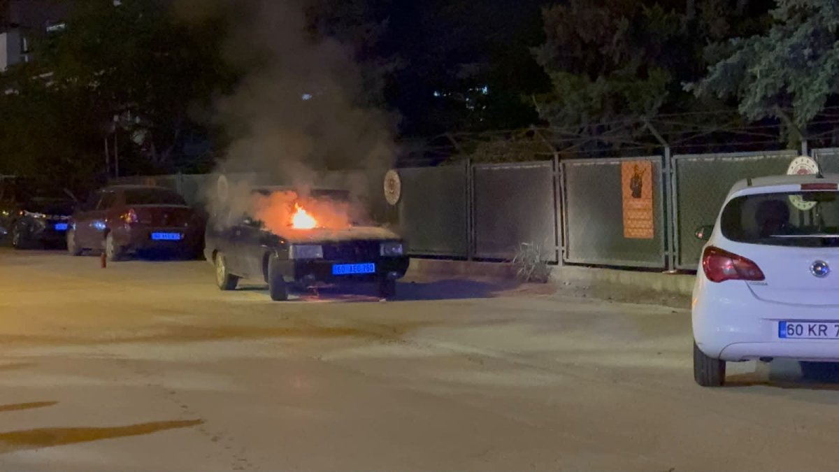 Erbaa’da Park Halindeki Araç Alevlere Teslim Oldu.