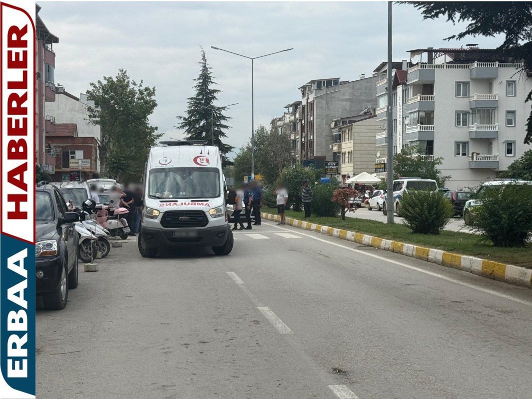      Erbaa’da motosiklet ile otomobilin karıştığı trafik kazasında 1 kişi yaralandı. Yaralı, olay yerindeki ilk müdahalesinin ardından Erbaa Devlet Hastanesi’ne kaldırıldı.