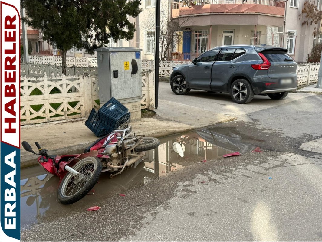 Erbaa’da Motosiklet ile Otomobil Çarpıştı: 3 Yaralı