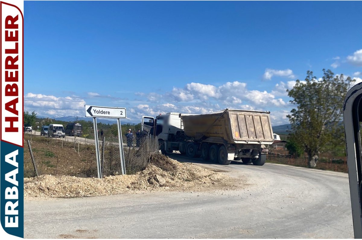 Erbaa’da Öğrenci Servisi İle Hafriyat Kamyonu Çarpıştı.