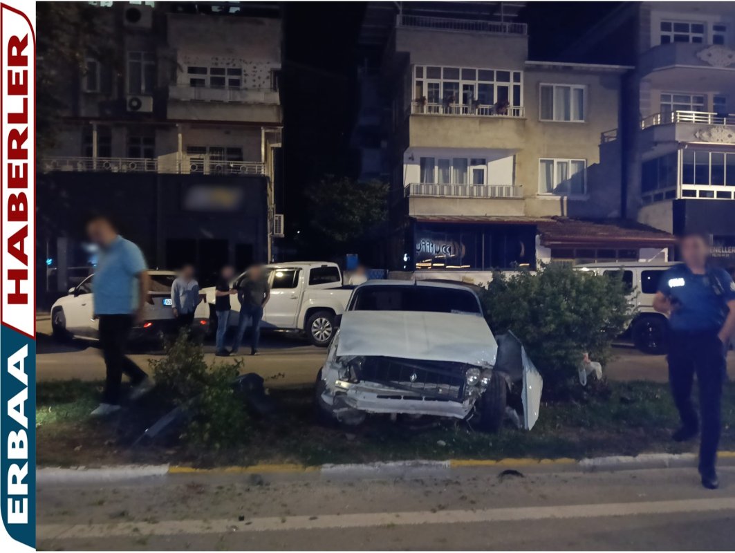 Erbaa'da Gece Yarısı Kaza: Kontrolden Çıkan Otomobil Refüje Çıktı.