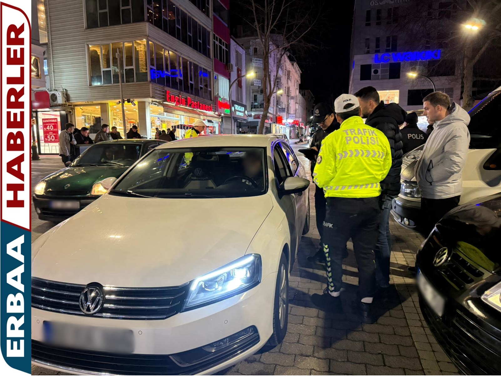 Erbaa’da Gece Uygulaması: Trafik ve Asayiş Ekipleri Ortak Denetim Yaptı.