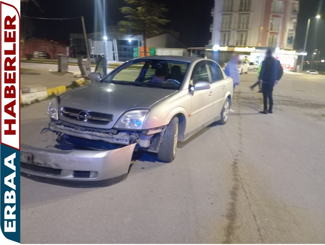 Erbaa’da Kavşakta İki Araç Çarpıştı: 2 Yaralı.