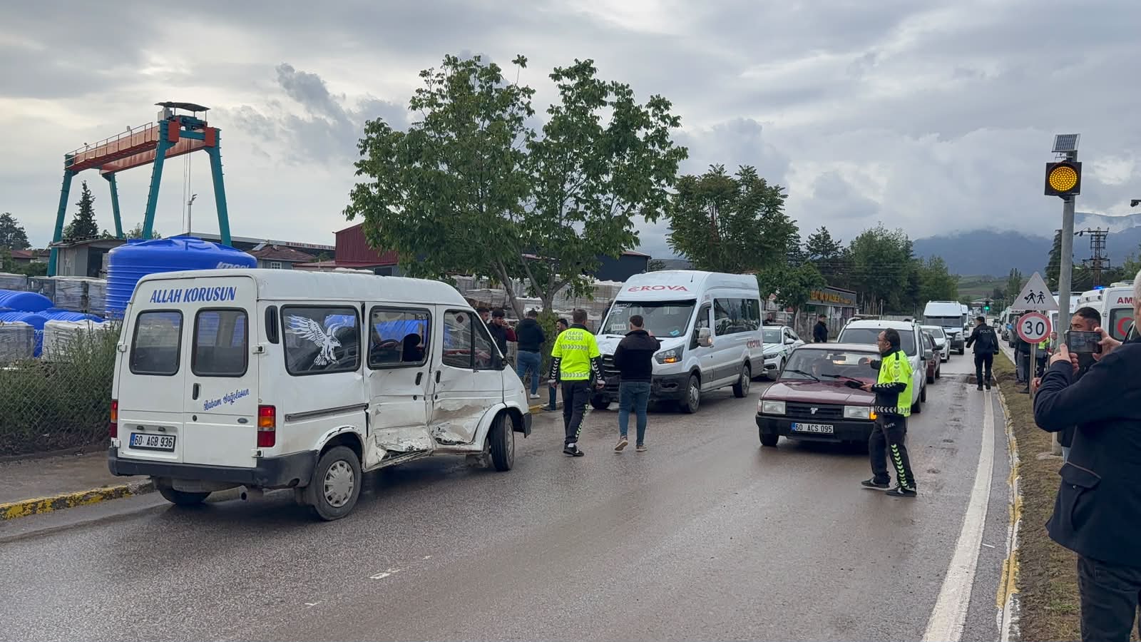 Erbaa’da İki Minibüs Çarpıştı: 11 Yaralı