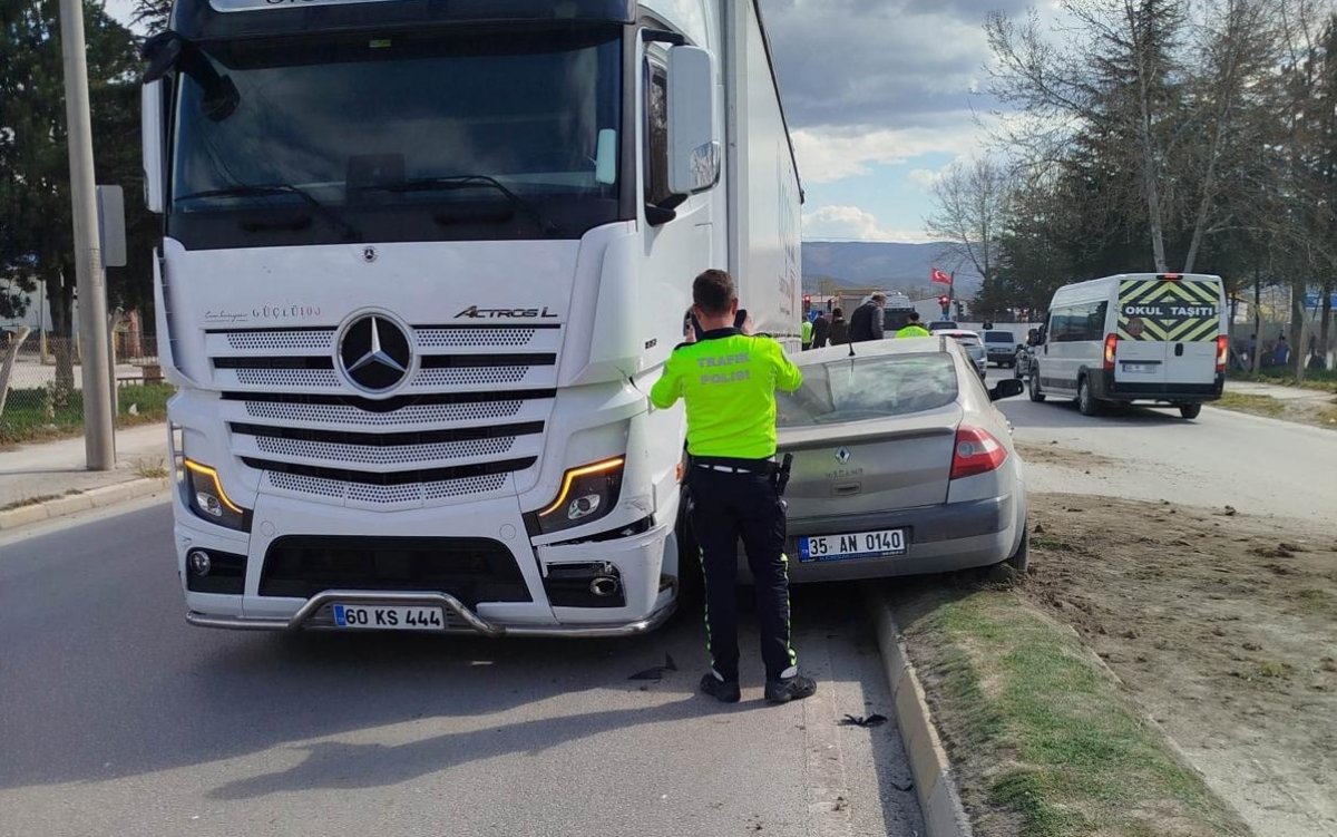 Karayaka Bulvarı’nda Tır İle Otomobil Arasında Kaza: Araç Refüjde Sıkıştı