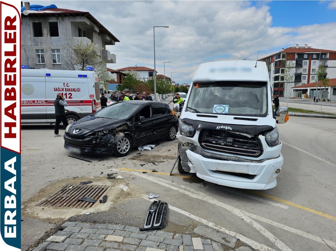 Erbaa’da Öğrenci Servisi İle Otomobil Çarpıştı: 10 Öğrenci Yaralandı.