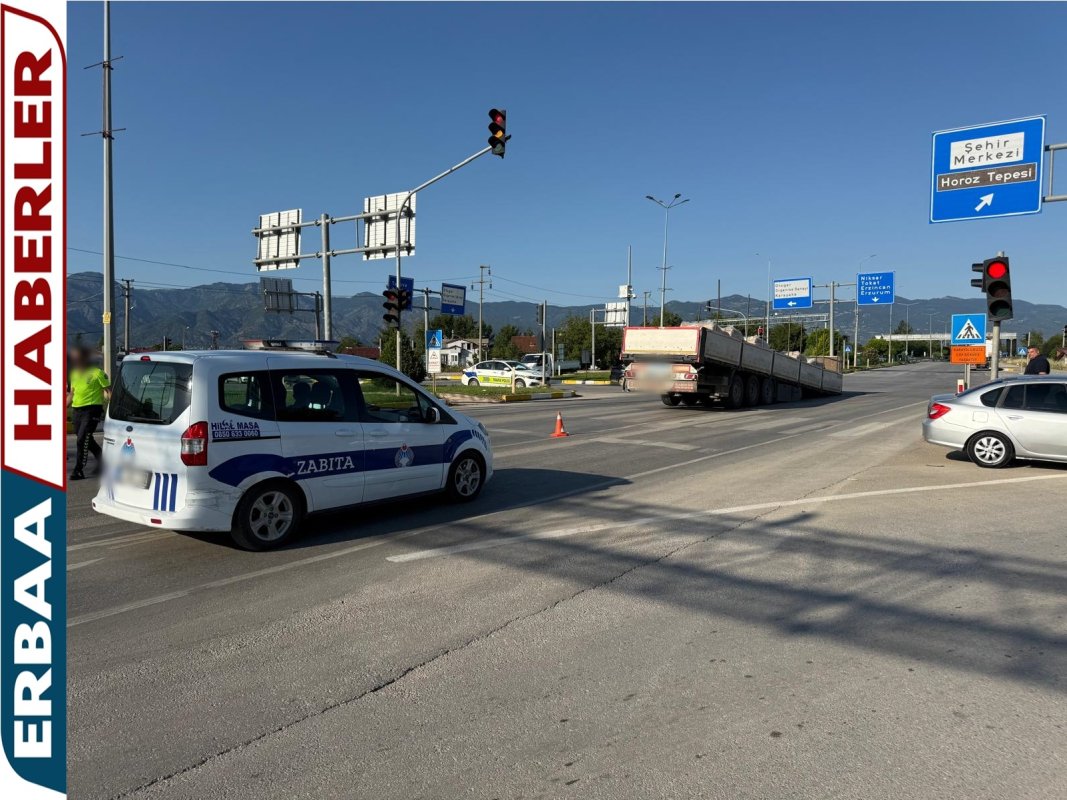 D-100 Karayolu’nda Tırın Dorsesi Ayrıldı, Trafik Tek Şeritten Sağlandı.