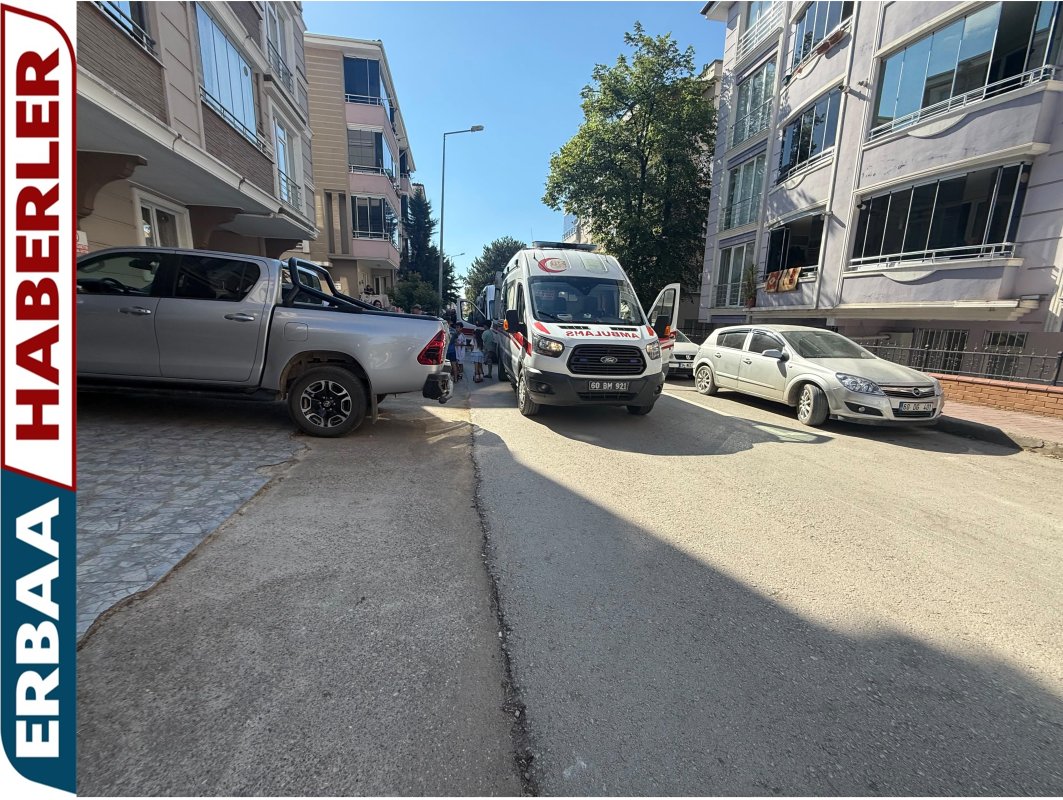 Erbaa’da Motosiklet Sürücüsü Direksiyon Hakimiyetini Kaybetti: 1 Yaralı.