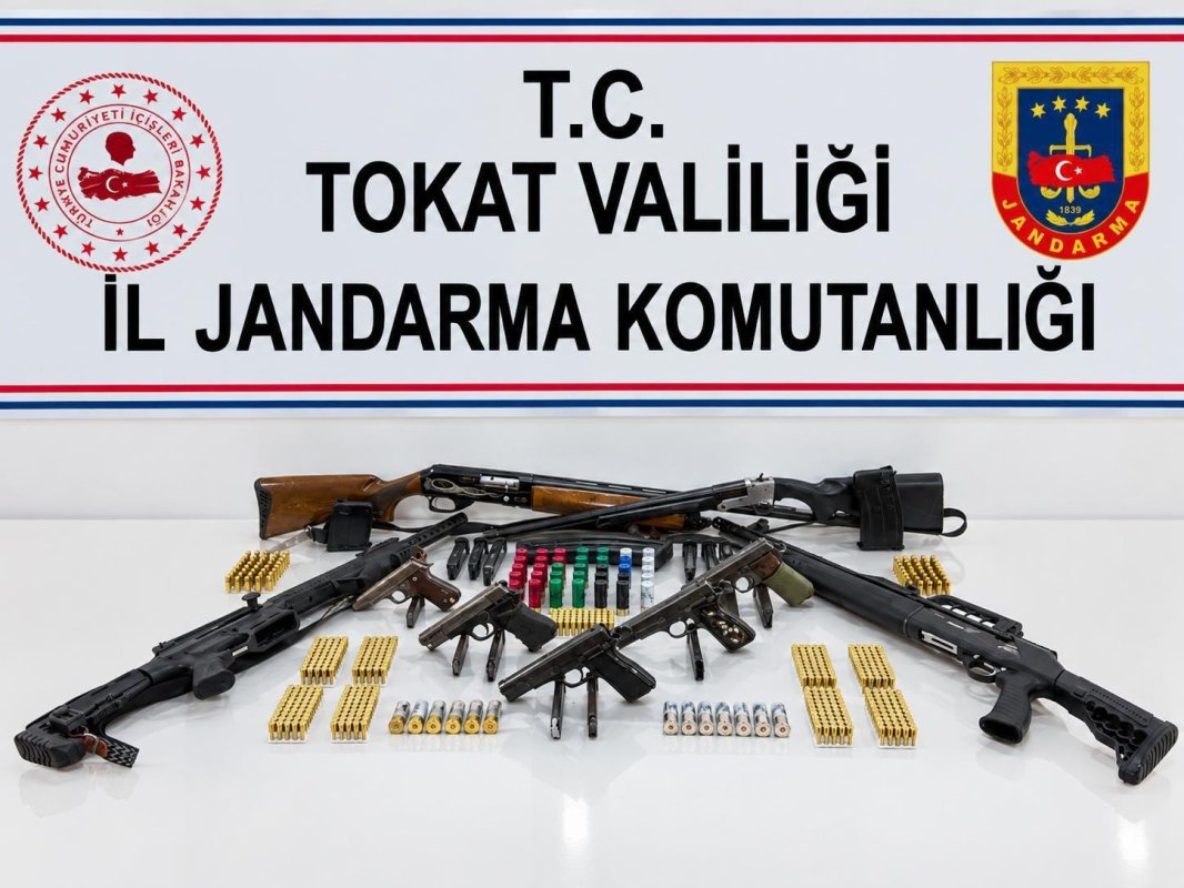 Yeşilyurt’ta 5 Adrese Eş Zamanlı Operasyon: Silah ve Mühimmat Ele Geçirildi.