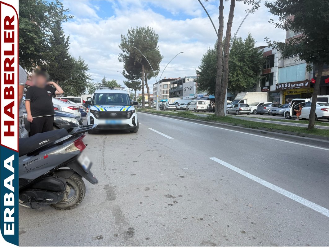 Bunu da Kimseye Bırakmadık! Yayaya Yol Veren Polis Aracına Motosiklet Arkadan Çarptı.