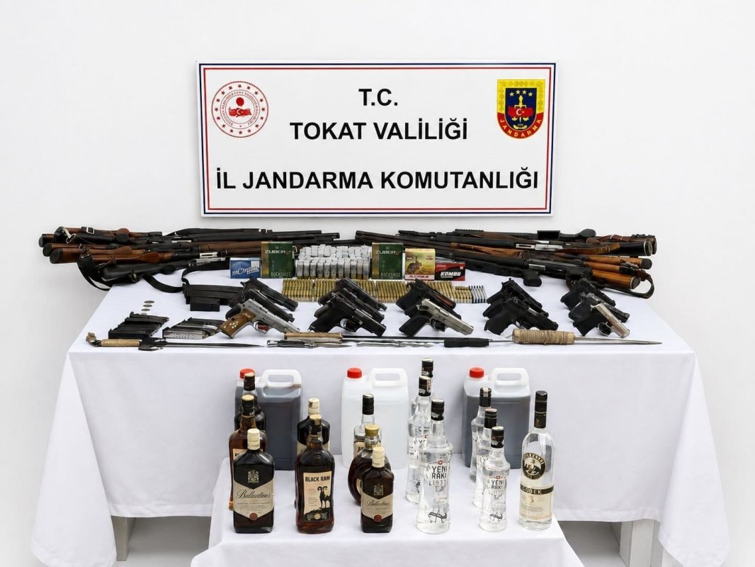 Niksar’da 19 Adrese Eş Zamanlı Operasyon: Çok Sayıda Silah ve Mühimmat Ele Geçirildi.