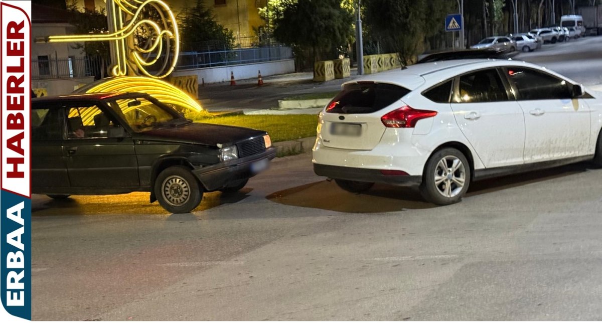 Erbaa Gazi Bulvarı’nda Gece Saatlerinde Kaza: İki Araçta Hasar Oluştu.
