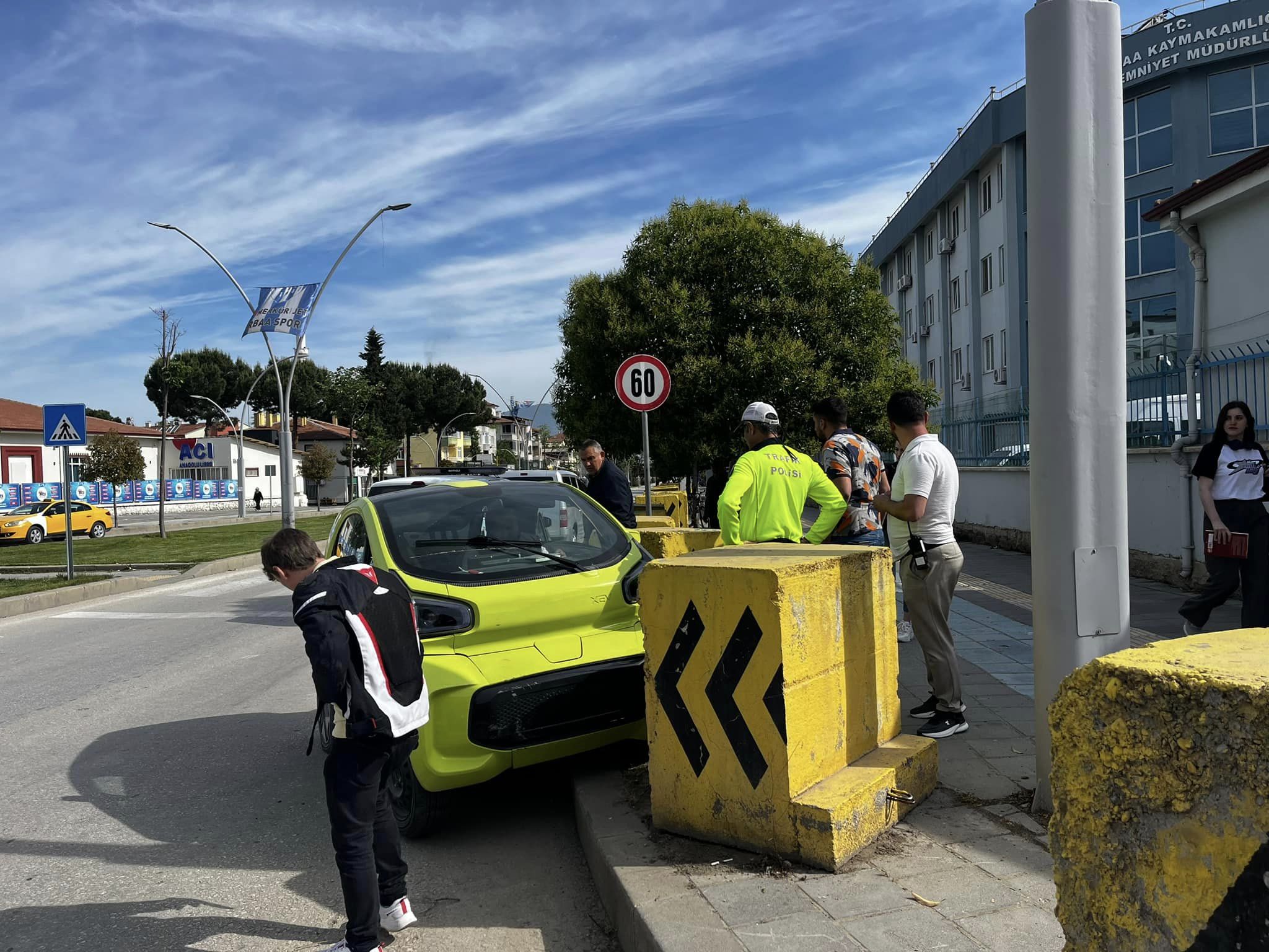 Gaz Pedalı Takılı Kalan Aracı Emniyetin Beton Bariyerleri Durdurdu.