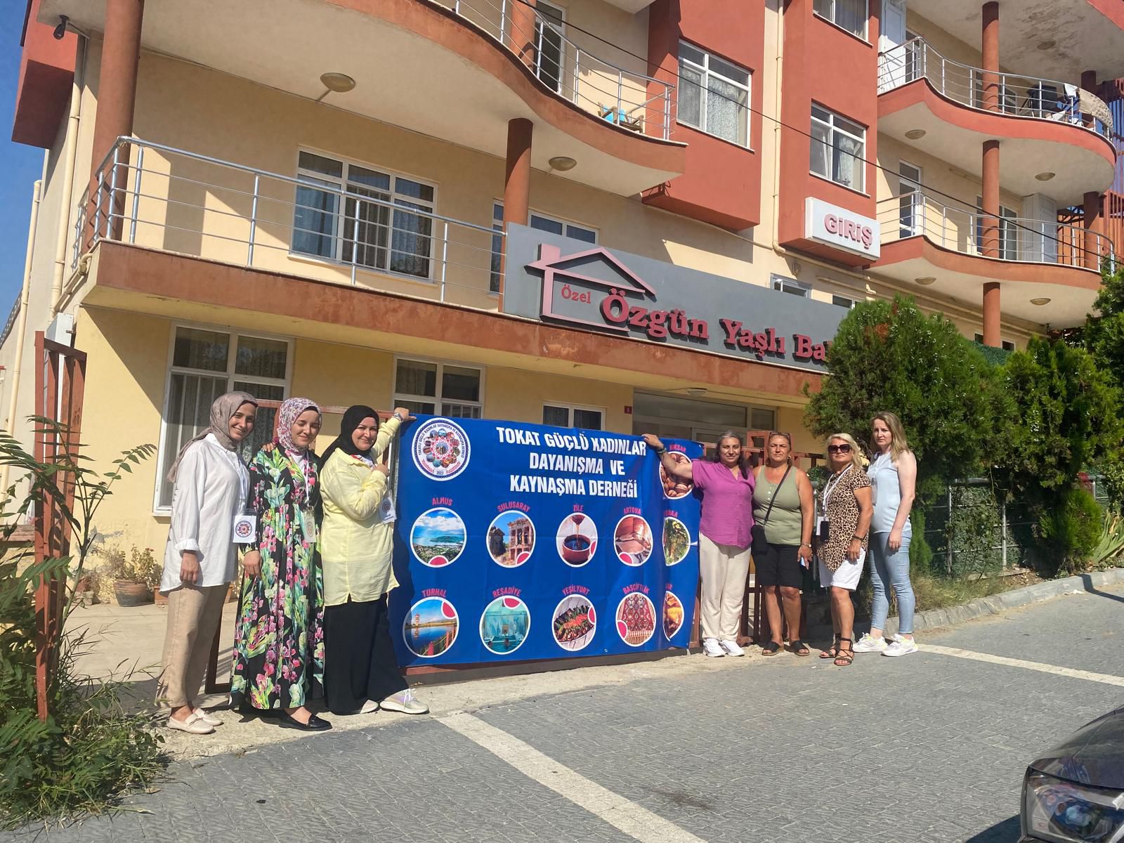 Güçlü Kadınlardan Yaşlı Bakım Evindeki Misafirlere 100 Kişilik Aşure İkramı