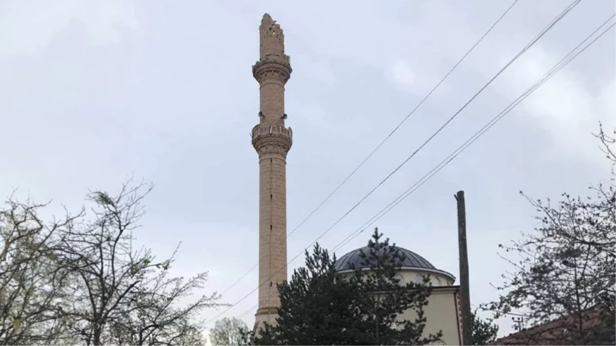 Tokat'ta 5,6'lık Deprem Nedeniyle Cami Minaresi Yıkıldı.