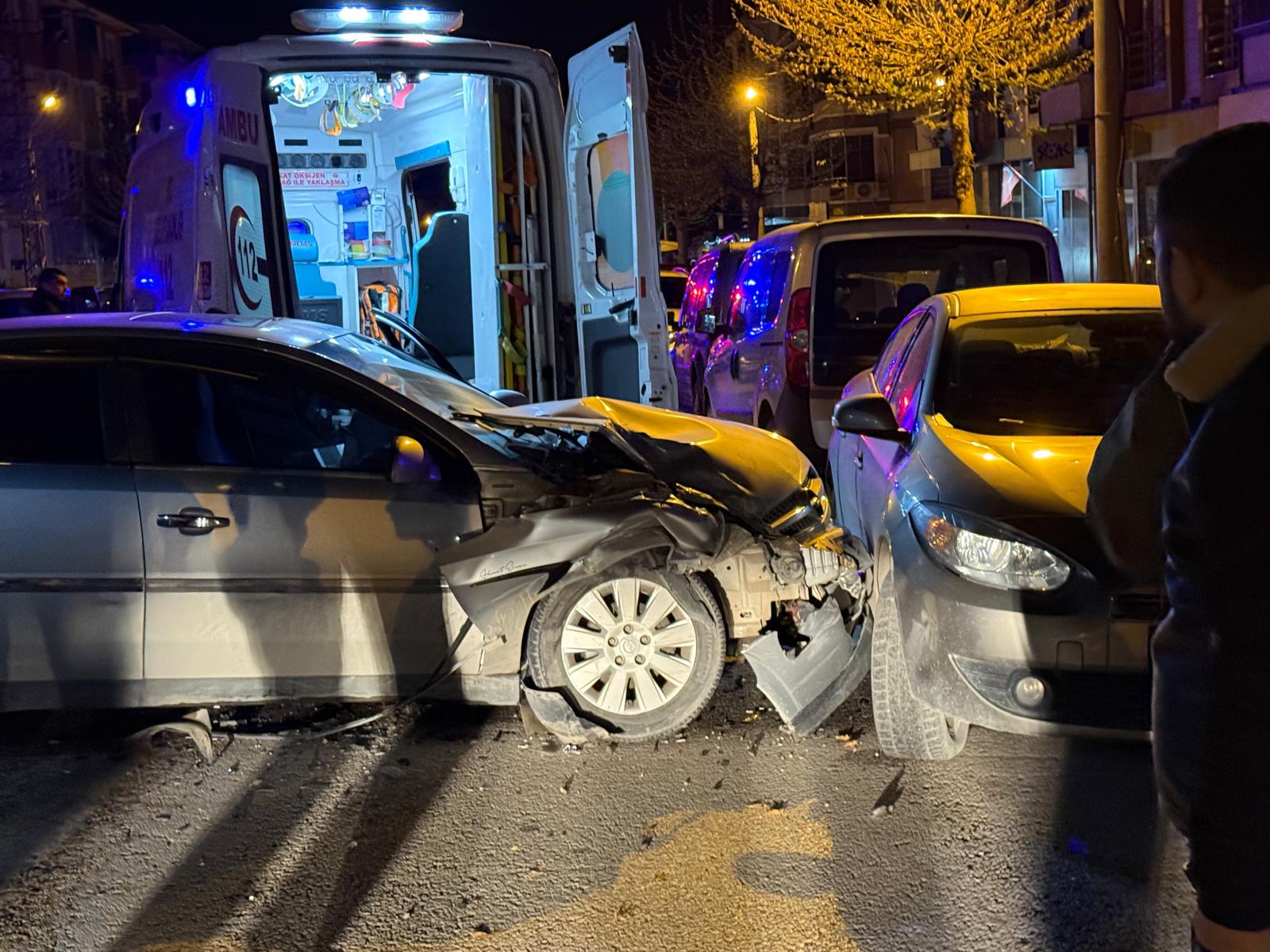 Hasta İhbarına Giden Ambulansa Otomobil Çarptı: 3 Kişi Yaralı.