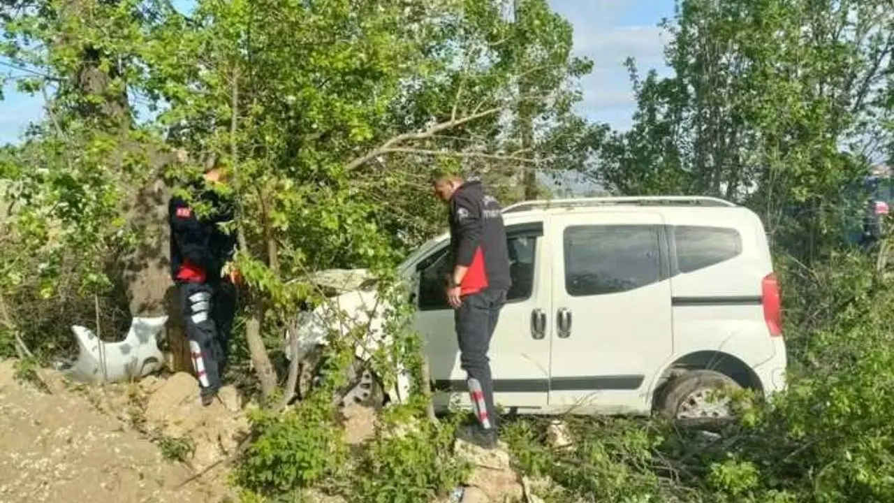 Erbaa'da Virajı Alamayan Araç Ağaca Çarptı.